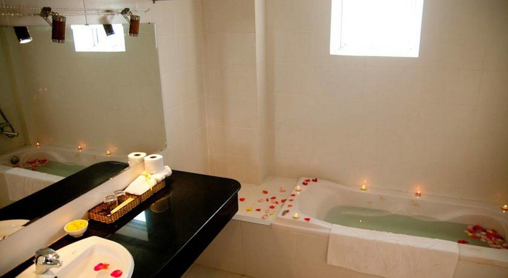 Golden Lotus Hotel Hue Luaran gambar